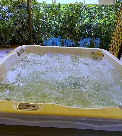 Johnny Croatia With Hot Tub 스플리트