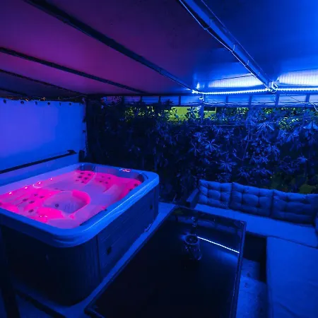 Johnny Croatia With Hot Tub * Split