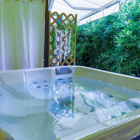 Johnny Croatia With Hot Tub * Split