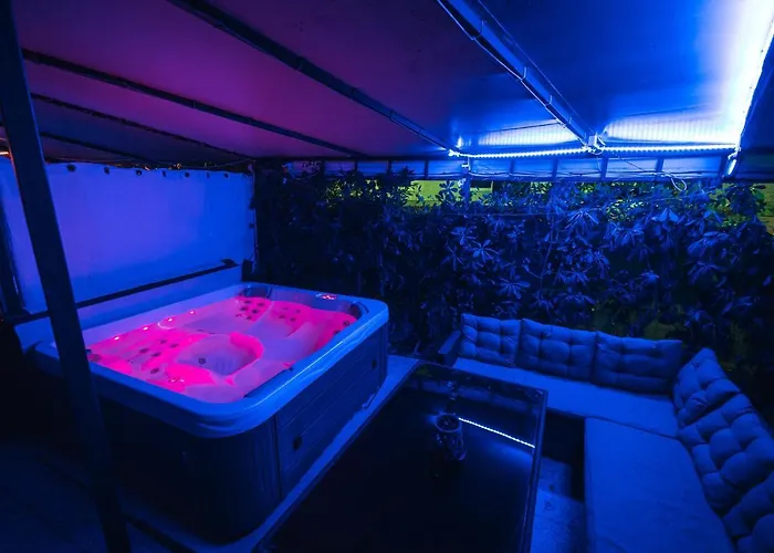 Johnny Croatia With Hot Tub * Split