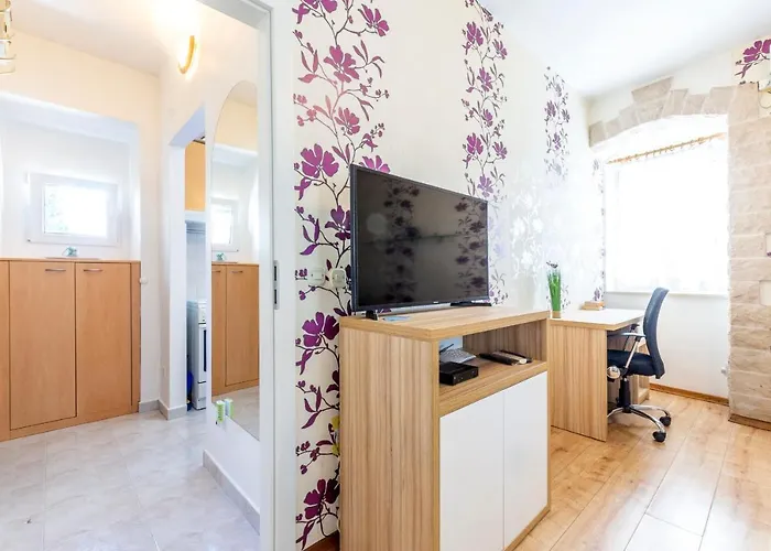 Johnny Croatia With Hot Tub * Split