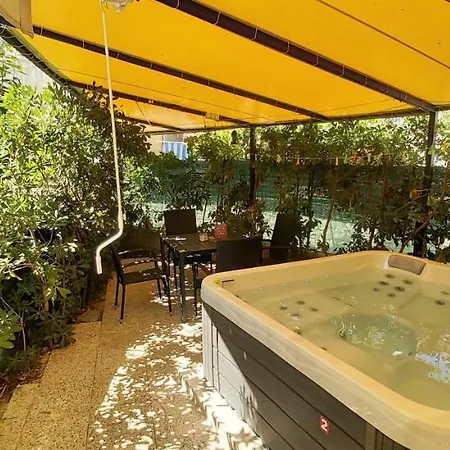 公寓 Johnny Croatia With Hot Tub