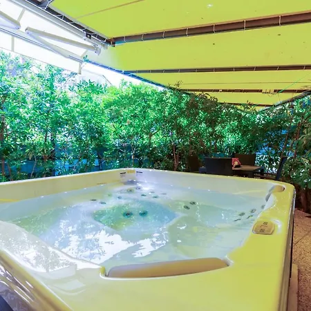 Johnny Croatia With Hot Tub 斯普利特